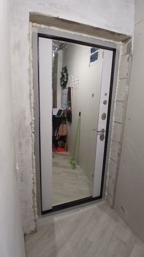 Входная дверь с большим зеркалом Эталон М-5 Черный букле-Белый снег (зеркало) фото 11